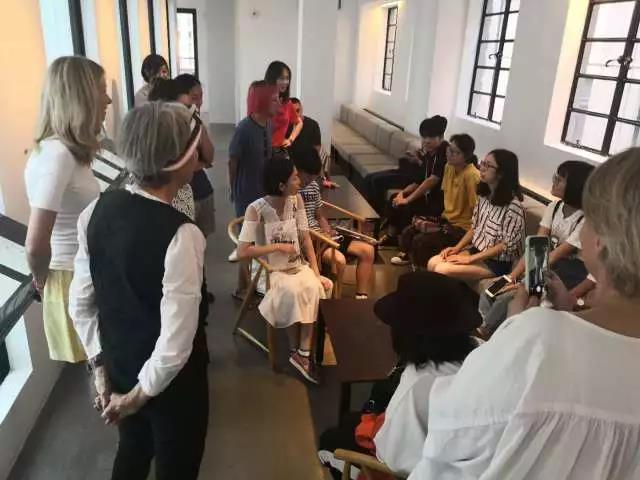 遇上了來自法國巴黎從事服裝行業的觀眾，大家一起愉快地聊天