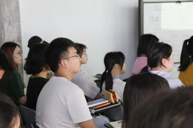 學術主持姜節(jié)泓教授用一個下午的時間和大家聊了聊關于“創(chuàng)新”以及“藝術策展”的話題